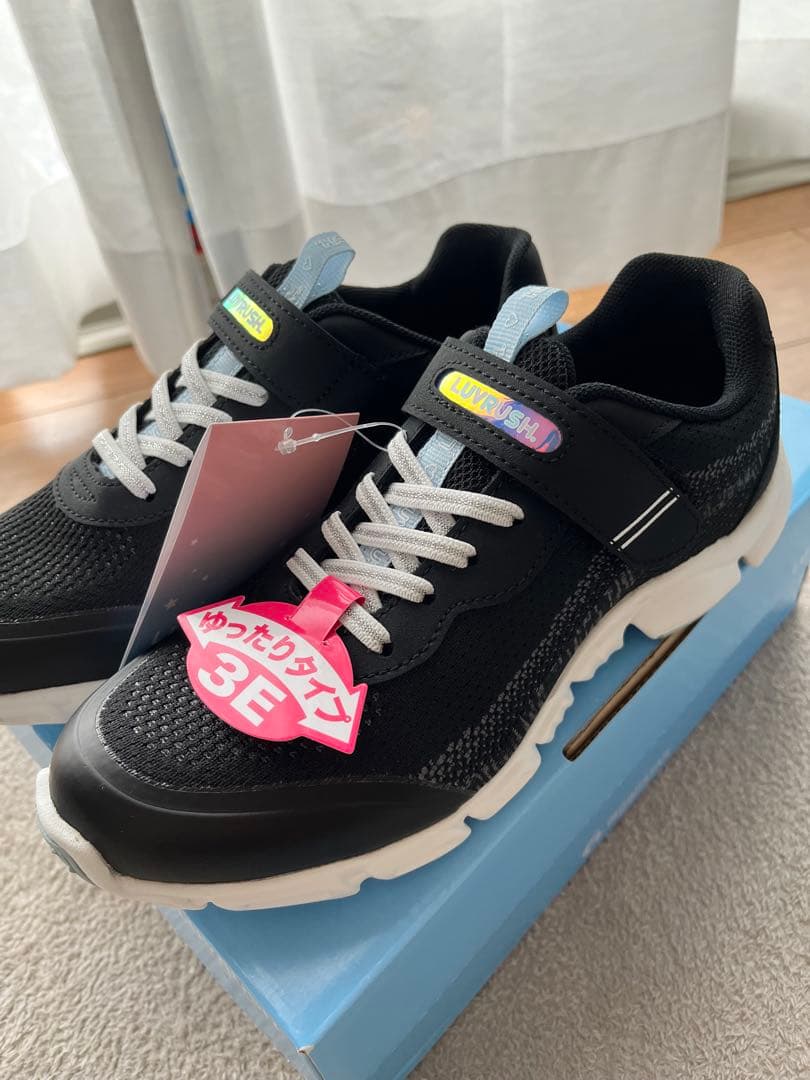 【新品】LUVRUSH ブラック ベージュ　スニーカー　22.5 女の子　3E