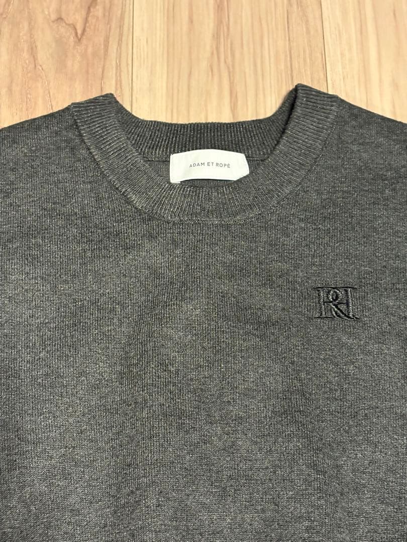 【ADAM ET ROPÉ】 サステナブル　ロゴパッチスウェットニット