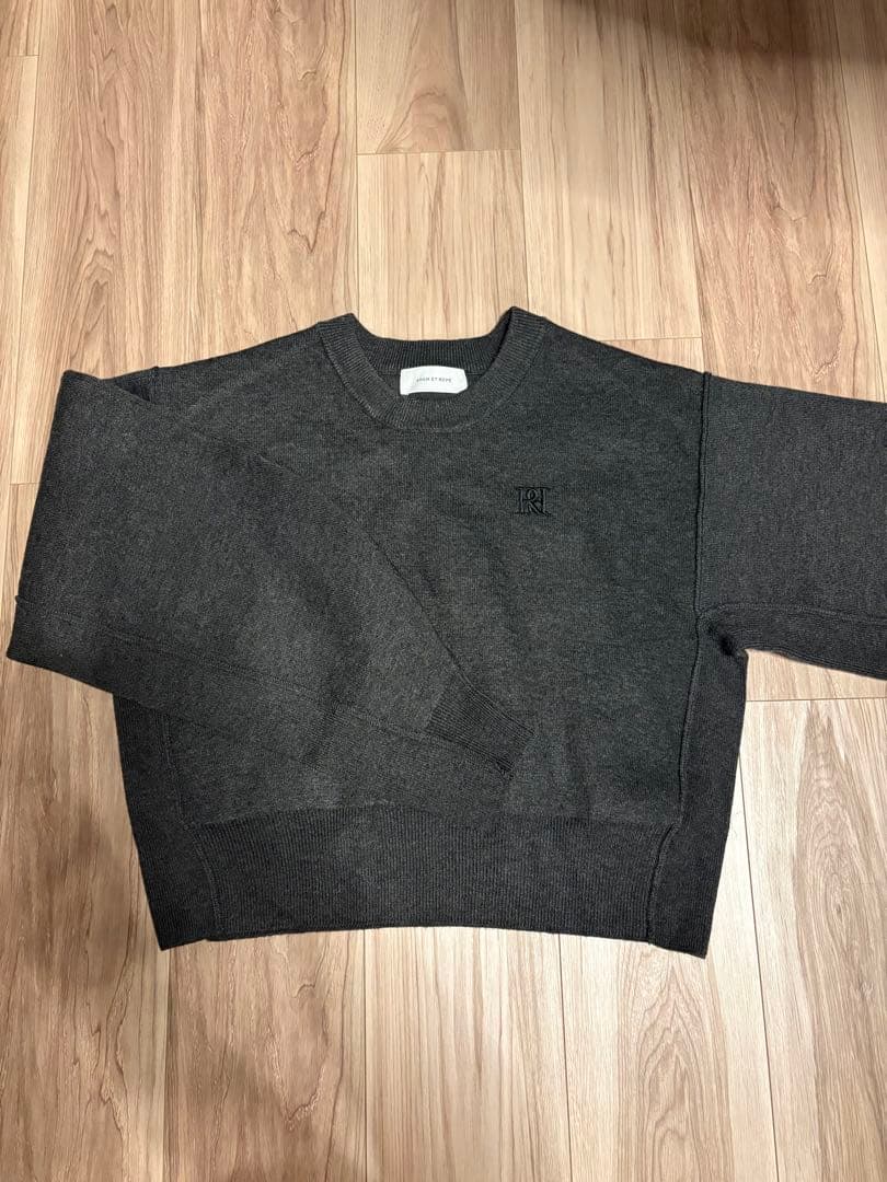 【ADAM ET ROPÉ】 サステナブル　ロゴパッチスウェットニット