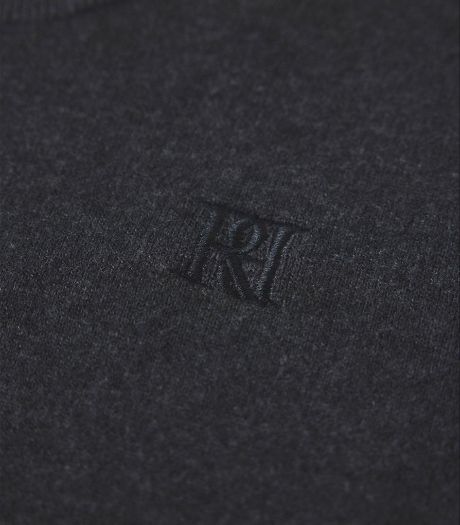 【ADAM ET ROPÉ】 サステナブル　ロゴパッチスウェットニット