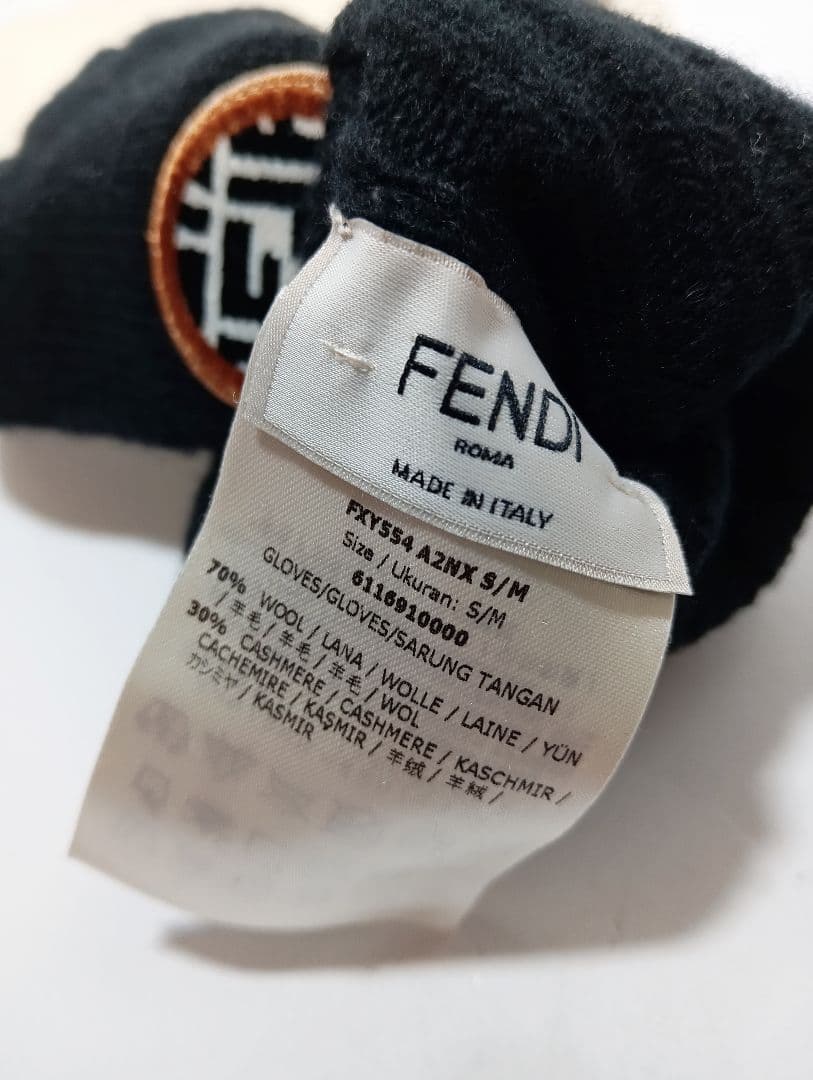 FENDI　フェンディ　手袋　アームカバー　ロゴ ワッペン　FXY554ブラック