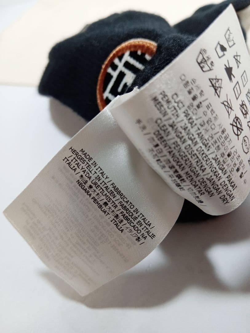 FENDI　フェンディ　手袋　アームカバー　ロゴ ワッペン　FXY554ブラック