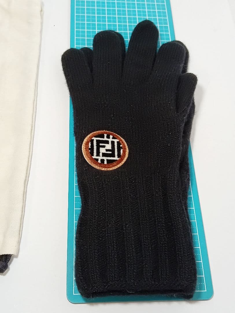 FENDI　フェンディ　手袋　アームカバー　ロゴ ワッペン　FXY554ブラック