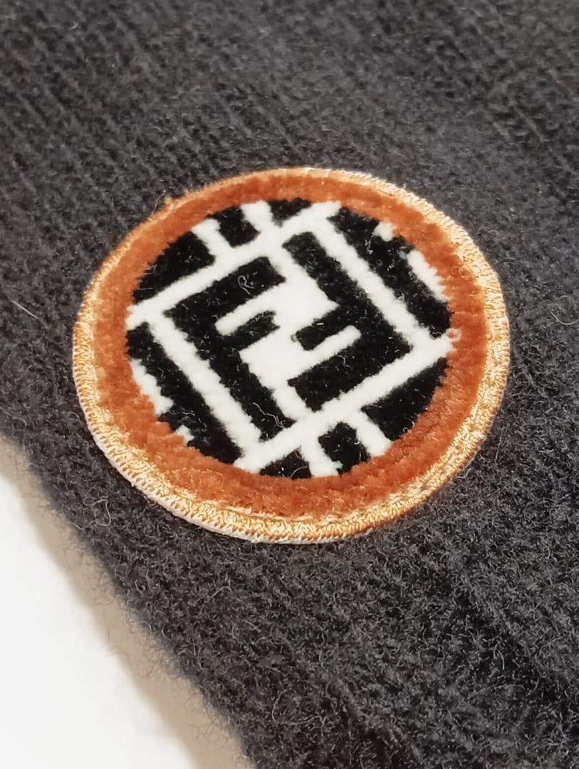 FENDI　フェンディ　手袋　アームカバー　ロゴ ワッペン　FXY554ブラック