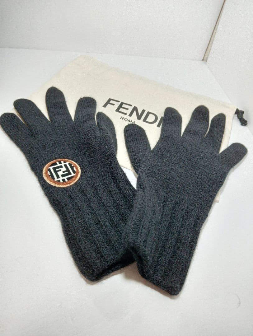 FENDI　フェンディ　手袋　アームカバー　ロゴ ワッペン　FXY554ブラック