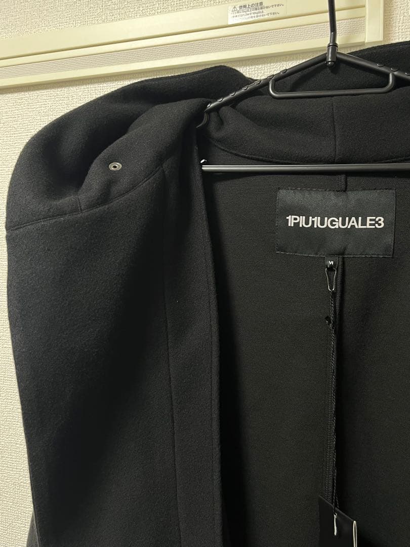 1piu1uguale3 ロングコート ロゴ刺繍 BLK