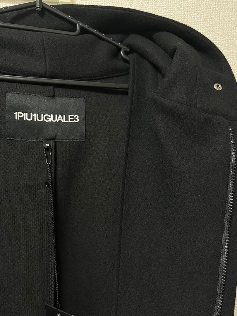 1piu1uguale3 ロングコート ロゴ刺繍 BLK