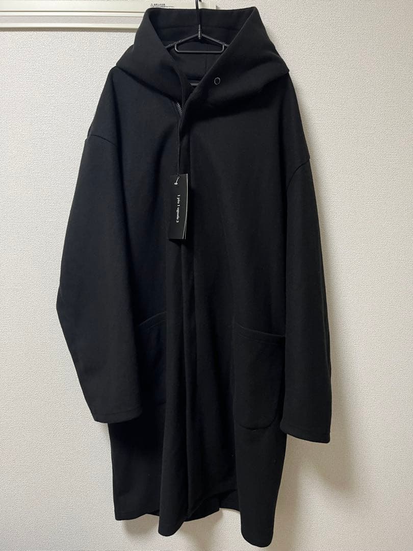 1piu1uguale3 ロングコート ロゴ刺繍 BLK