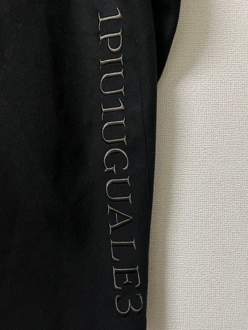 1piu1uguale3 ロングコート ロゴ刺繍 BLK