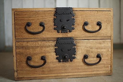 古い小ぶりな木製の引き出し　2段　小引き出し　タンス　書類棚　古家具