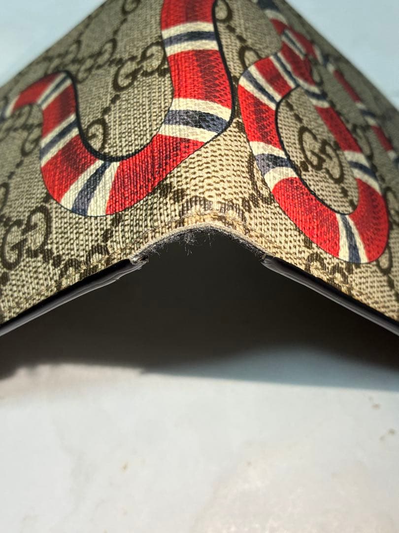 ✨「美品」✨GUCCI 蛇刺繍 二つ折り財布
