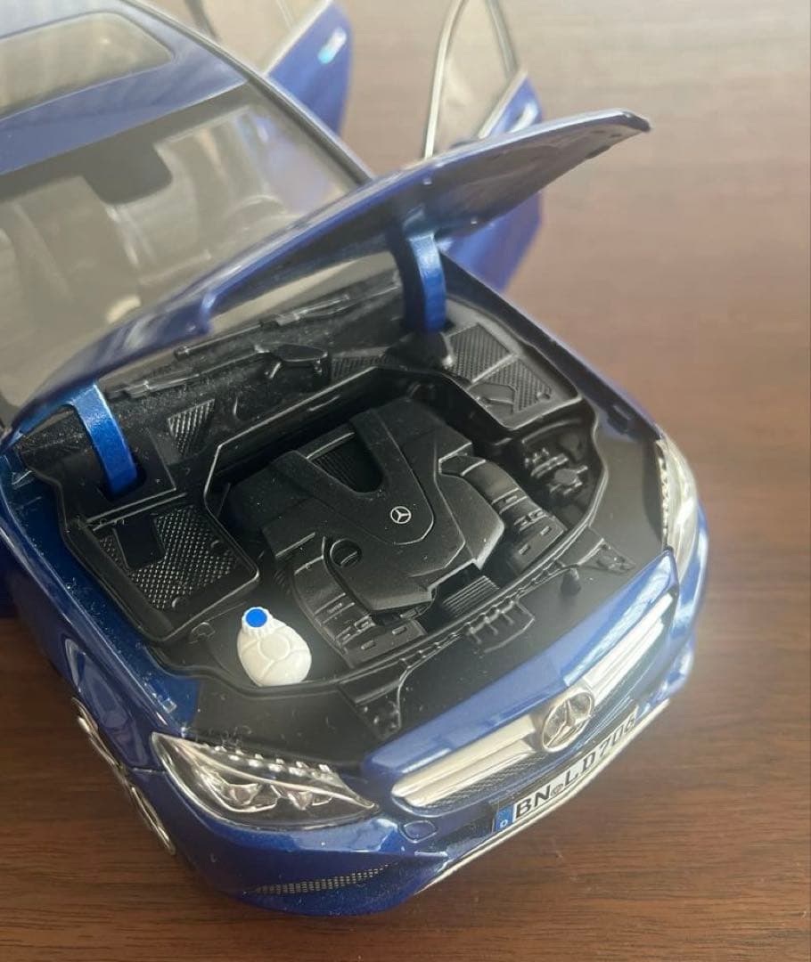 ベンツ　Cクラスモデルカー　濃紺　スケール 1/18　レプリカ