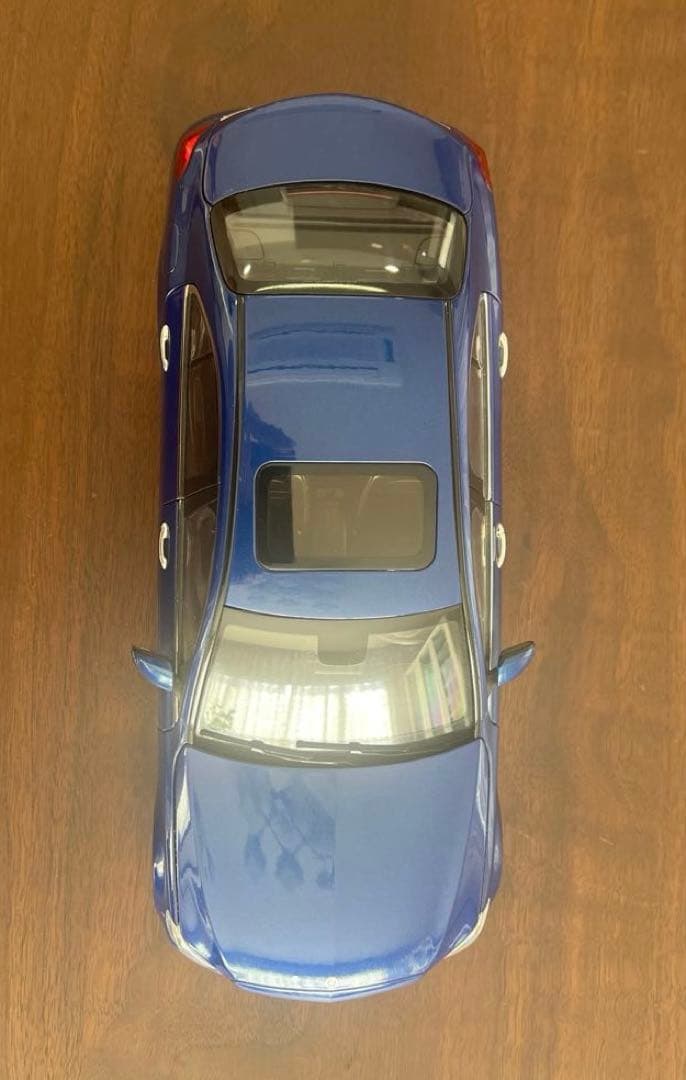 ベンツ　Cクラスモデルカー　濃紺　スケール 1/18　レプリカ