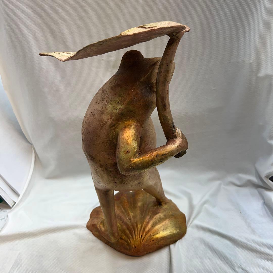 カエル（蛙）が葉っぱの傘を持ってる真鍮の置物