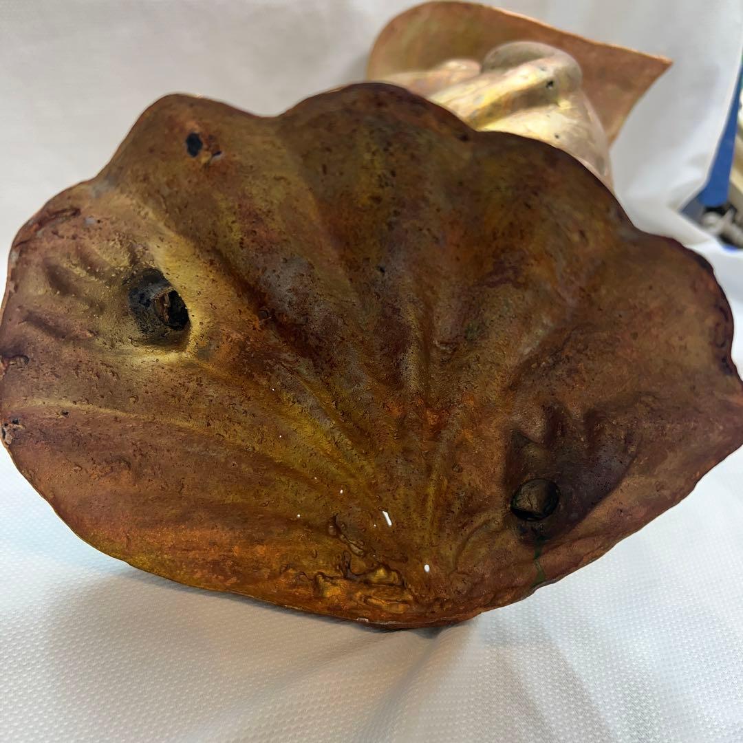 カエル（蛙）が葉っぱの傘を持ってる真鍮の置物