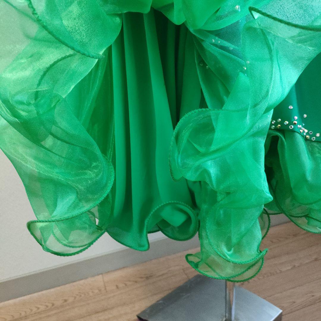 社交ダンス　とてもゴージャスで素敵な緑色のドレス