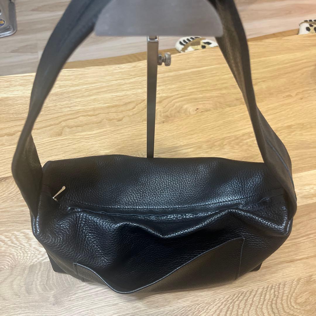 極美品　blancle 黒 レザー ハーフショルダーバッグ　シボ皮