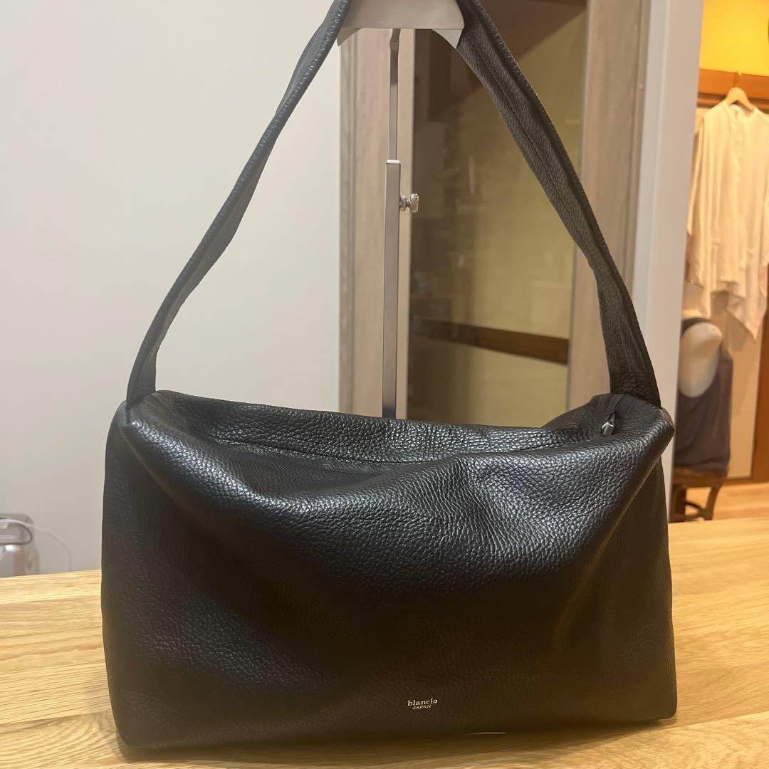 極美品　blancle 黒 レザー ハーフショルダーバッグ　シボ皮