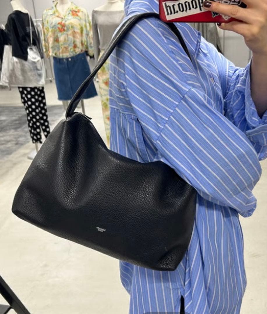 極美品　blancle 黒 レザー ハーフショルダーバッグ　シボ皮