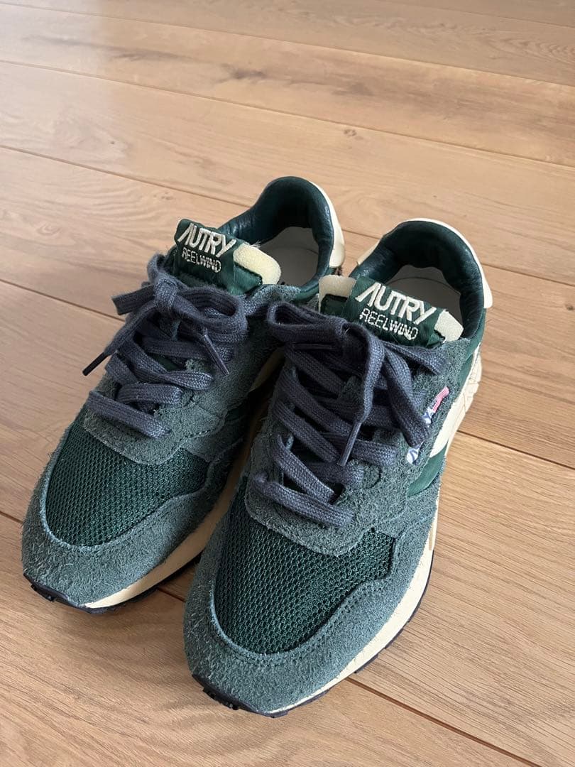 AUTRY ダークグリーン スニーカー