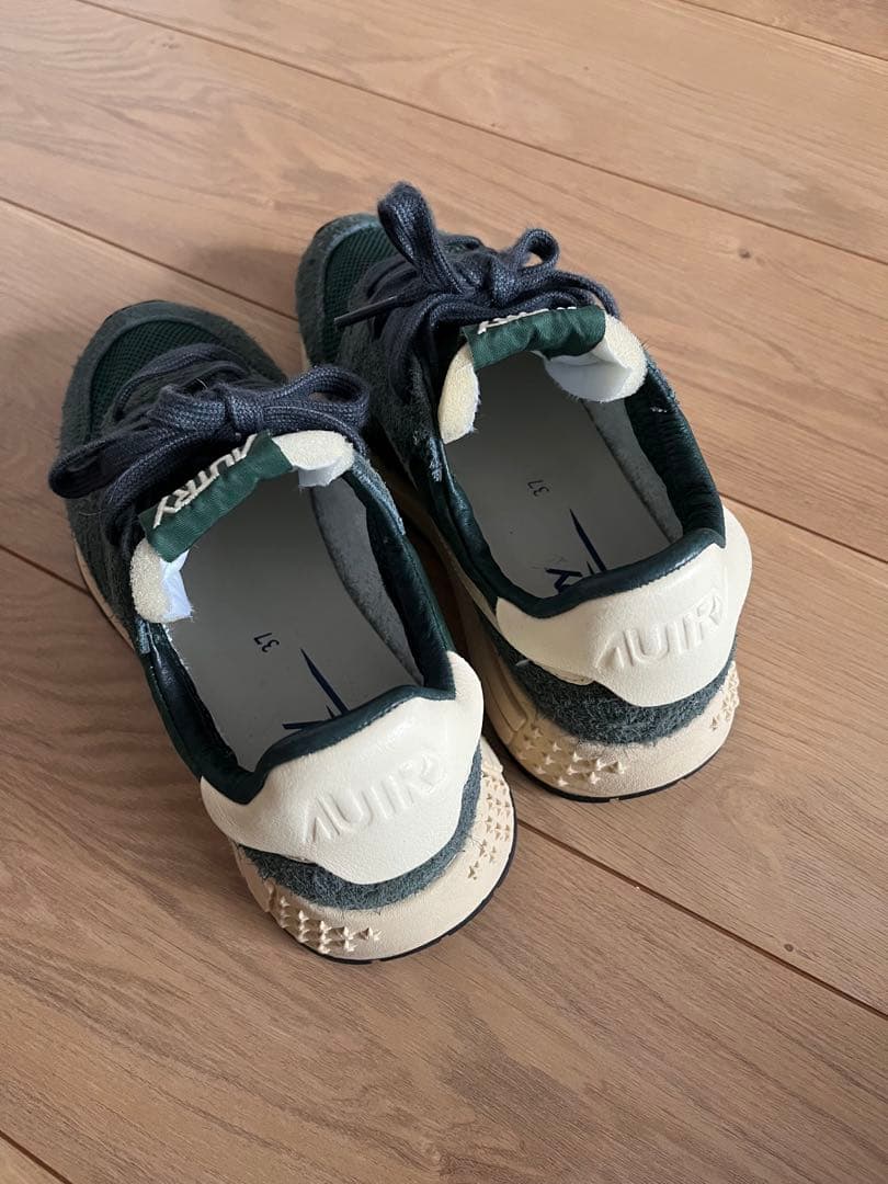 AUTRY ダークグリーン スニーカー