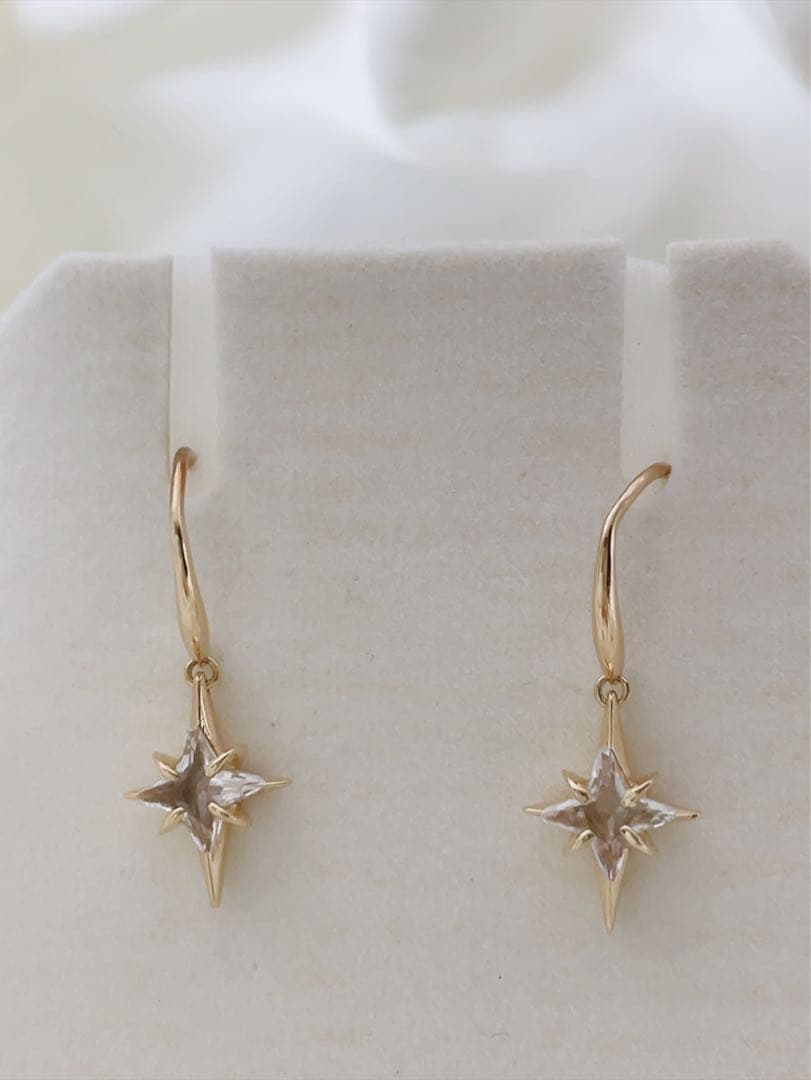 ★値引★スタージュエリー クロッシング スター ピアス K10 ホワイトトパーズ