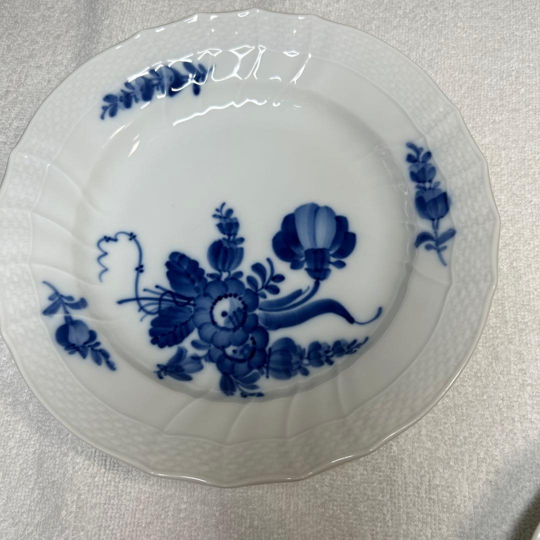ロイヤルコペン　青い花柄の波型皿3枚セット