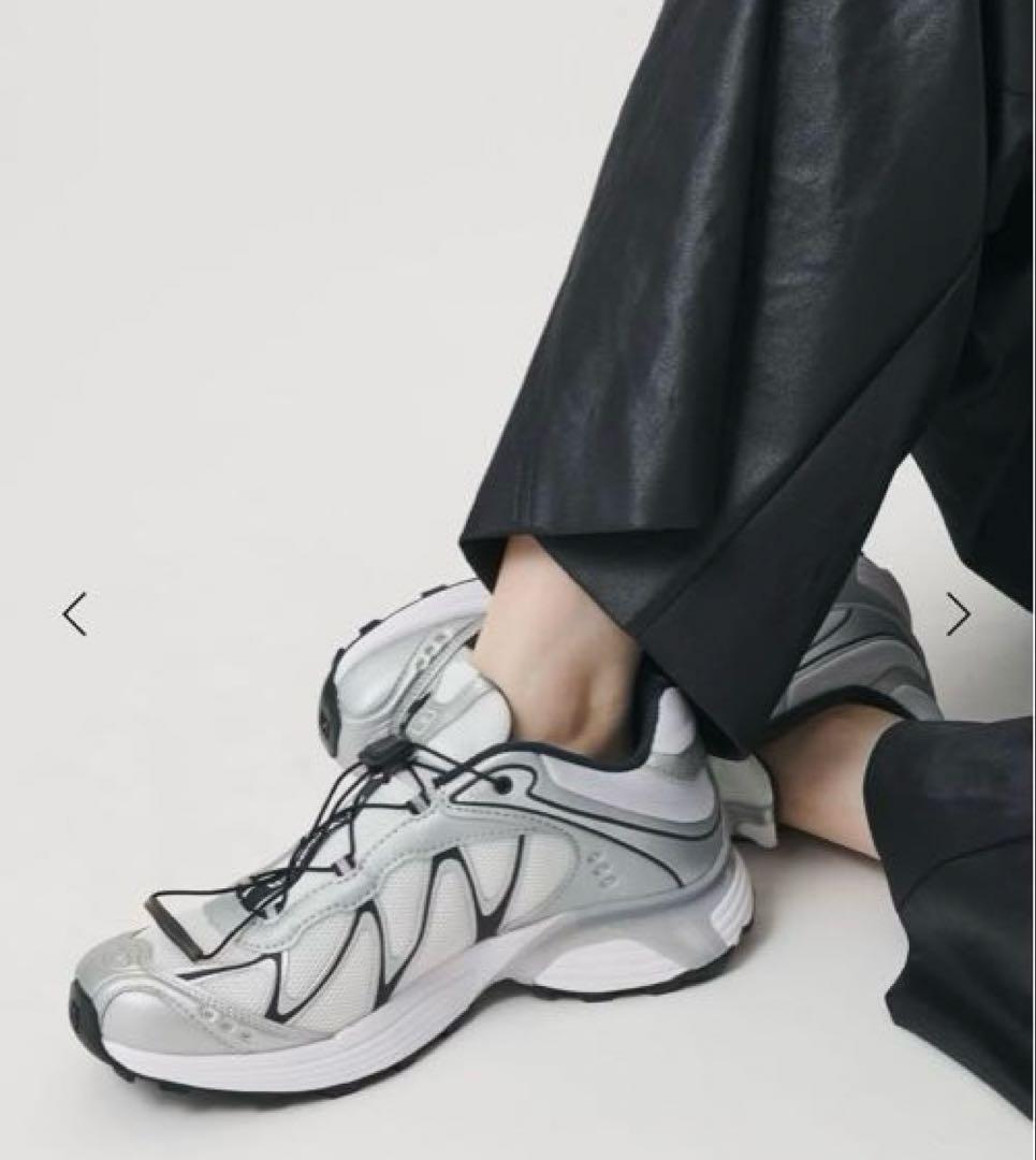 Salomonサロモン　XT―WHISPER シルバースニーカー