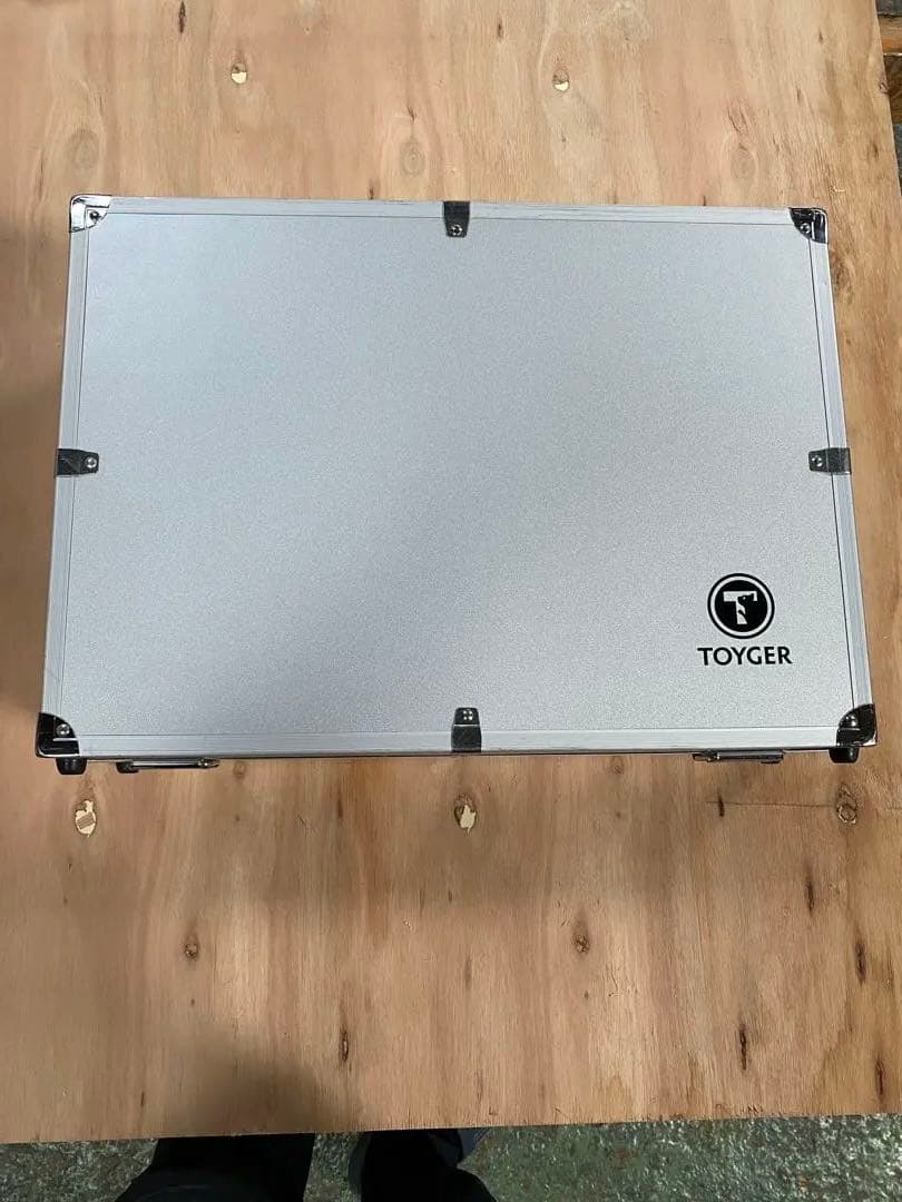 最終価格　TOYGER アタッシュケース シルバー