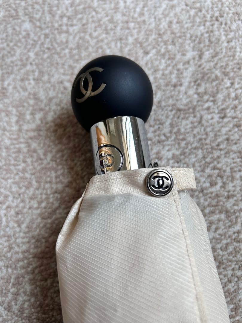 美品！CHANEL 折りたたみ傘 カメリア　ホワイト