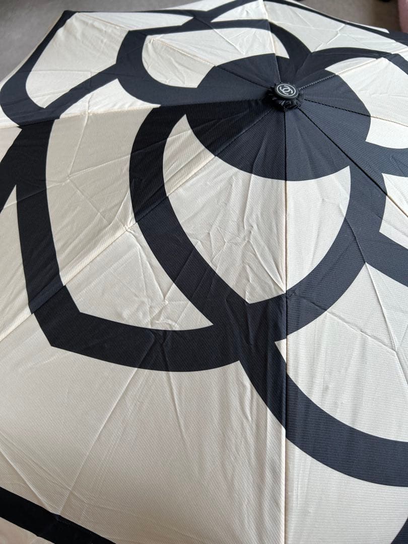 美品！CHANEL 折りたたみ傘 カメリア　ホワイト