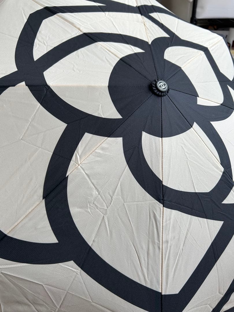 美品！CHANEL 折りたたみ傘 カメリア　ホワイト