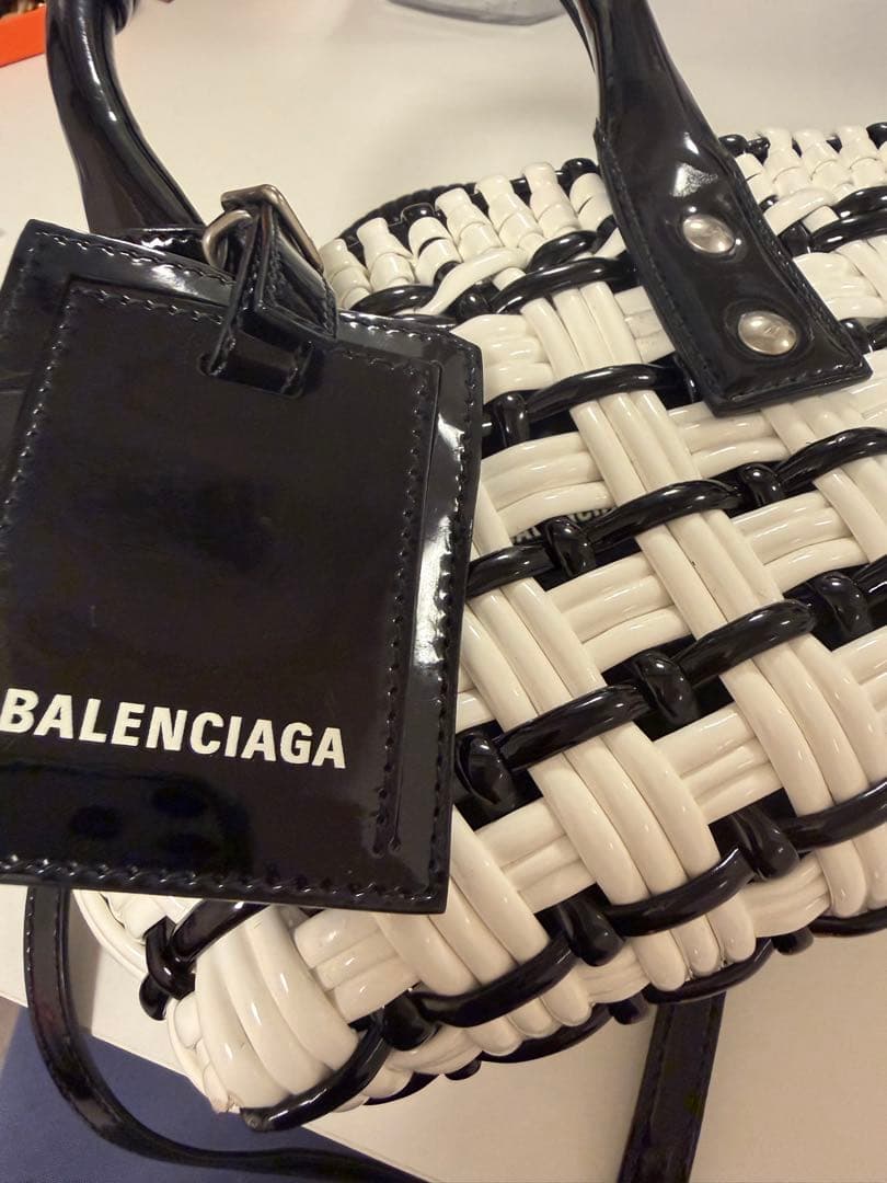 「最終値下げ」BALENCIAGA かごバッグ 白黒