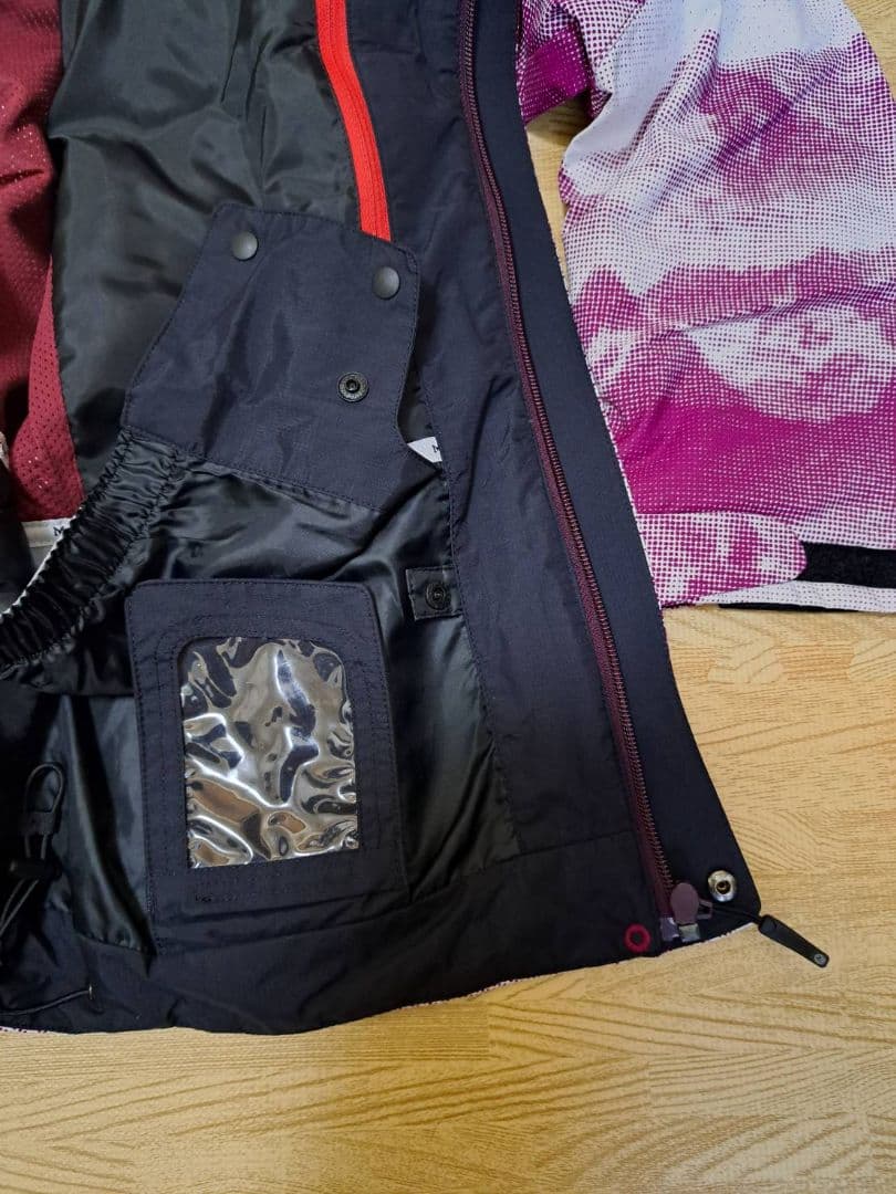 Marmot フード付きスキーウエア 紫と白の山柄