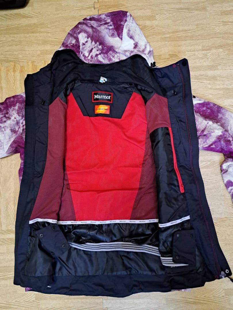 Marmot フード付きスキーウエア 紫と白の山柄