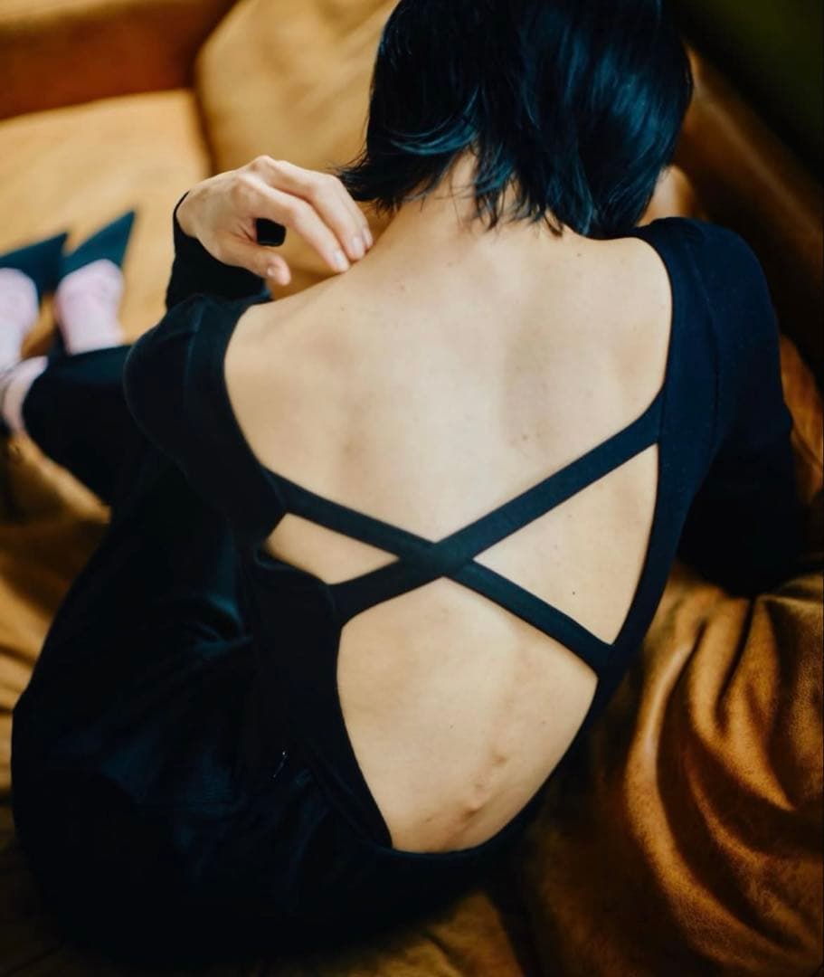 【専用】ブラック クロスデザイン 長袖ボディスーツ Papier