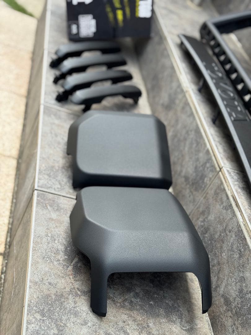 ②ランドクルーザー250 カウルトップ　グリル　ドアハンドル　ラプターライナー