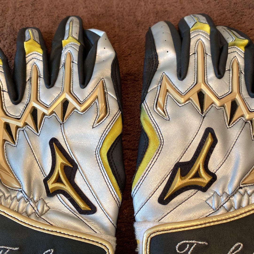 佐藤　都志也　選手　実使用バッティンググローブ