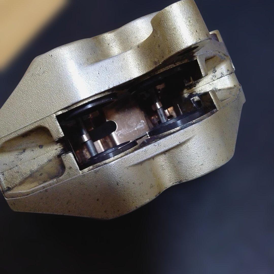 xjr1300 1998年 RP01 純正ブレンボキャリパー パット付