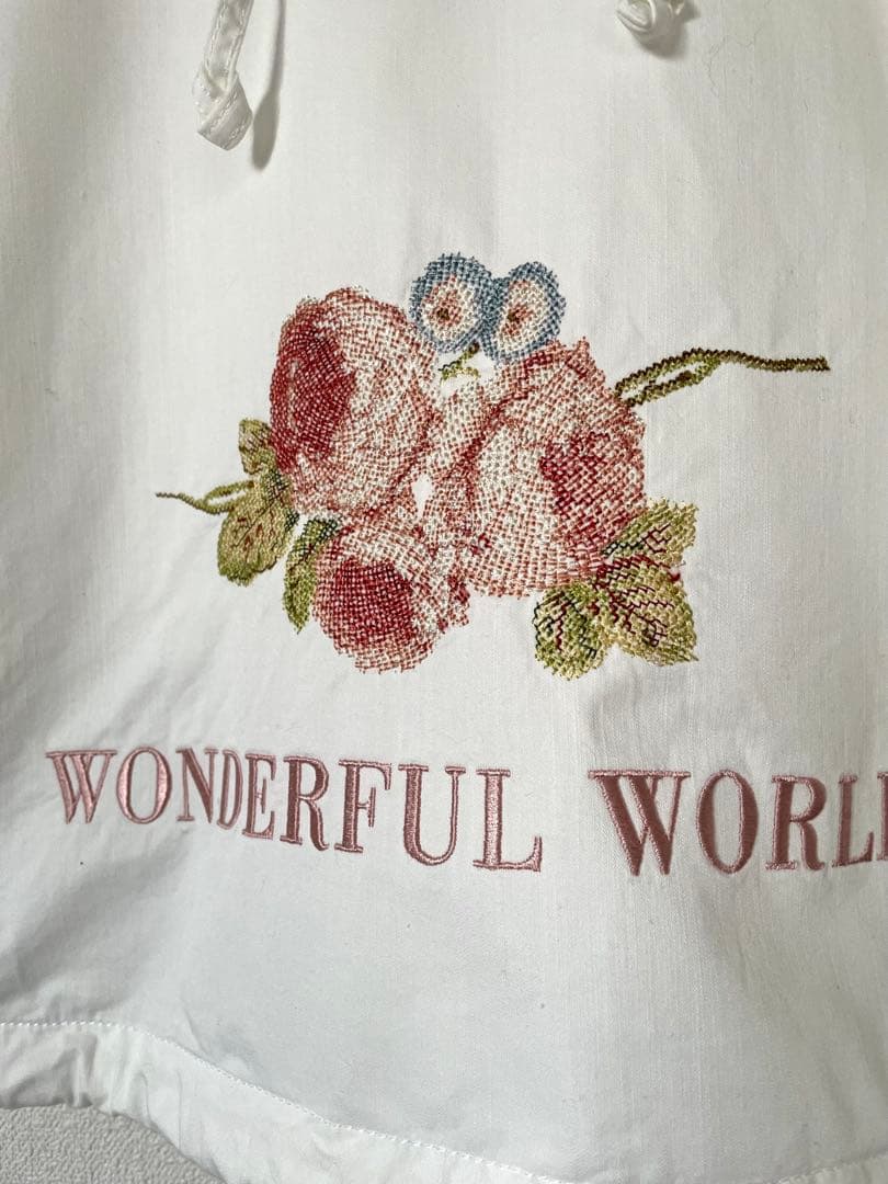 m*a様 ワンダフルワールド　蔦薔薇刺繍　プルオーバー　シロ