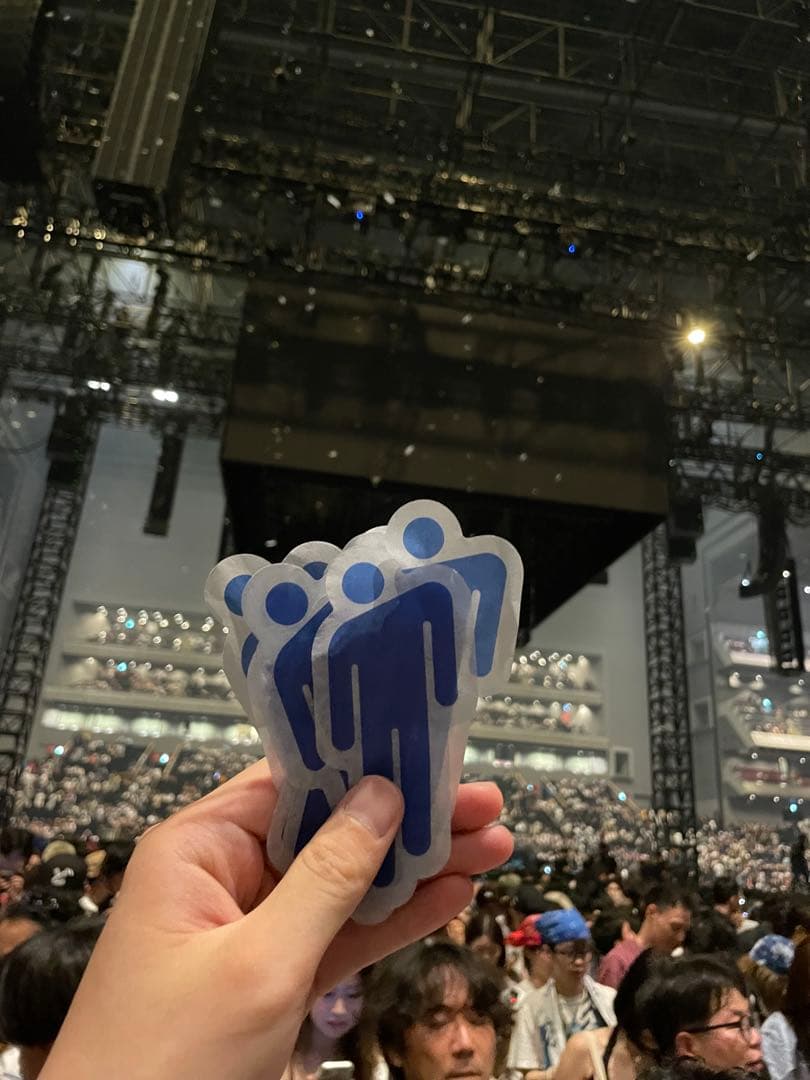 日本限定1000枚 Hit me hard and soft ビリー 紙吹雪