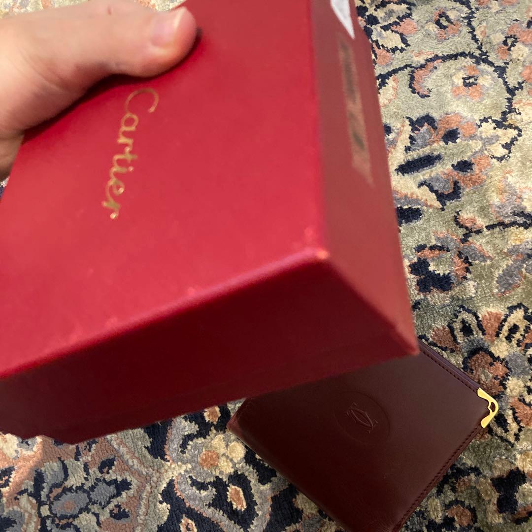Cartier カルティエ　エンボスロゴ　二つ折り財布 ボルドー