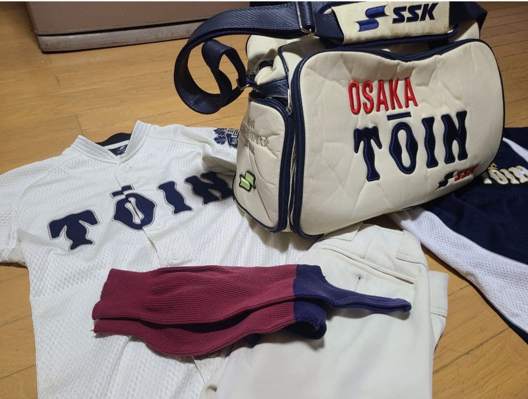 大阪桐蔭高校野球部ユニフォーム上下、練習ユニ、ストッキング、セカバン　シャツ2枚