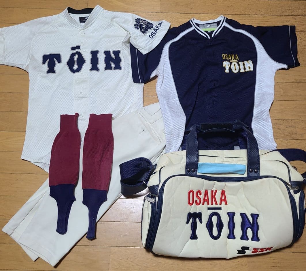 大阪桐蔭高校野球部ユニフォーム上下、練習ユニ、ストッキング、セカバン　シャツ2枚