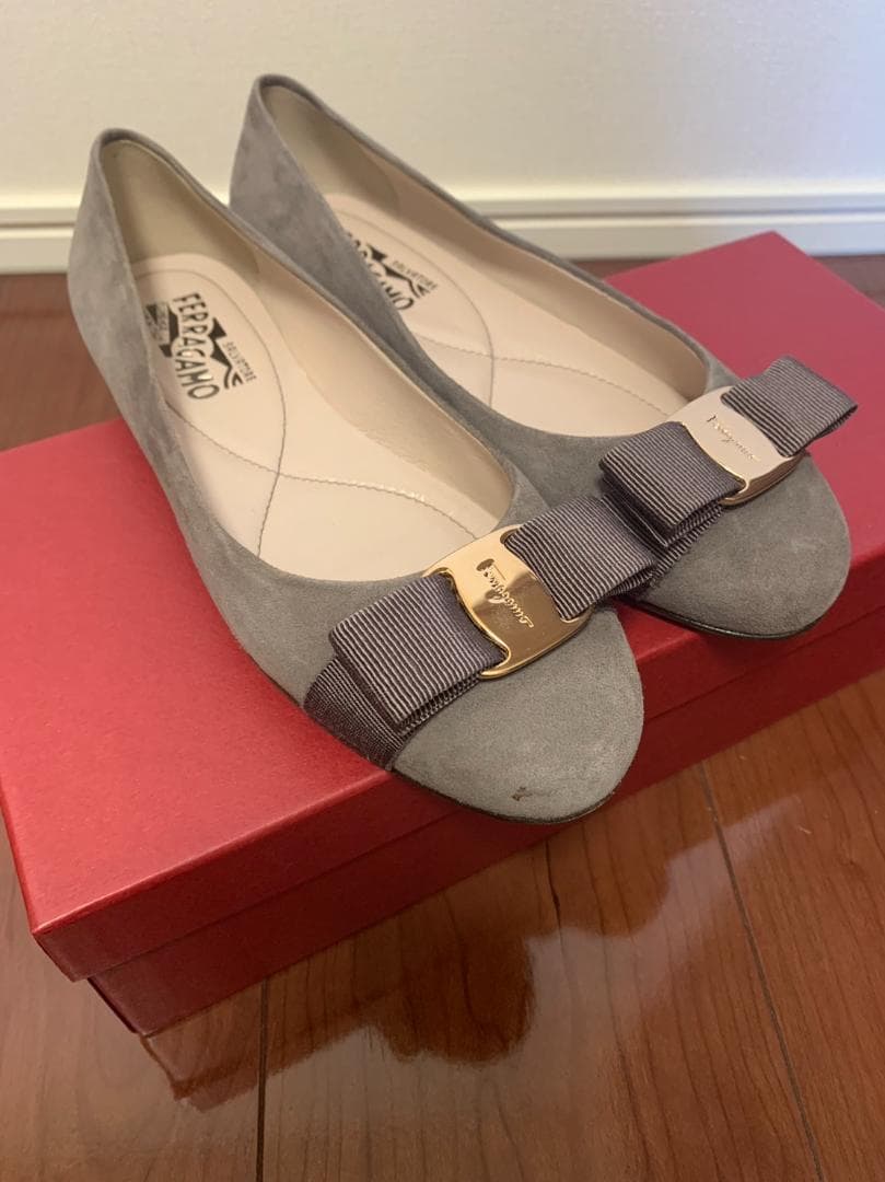 フェラガモ　グレージュ　フラット　5.5