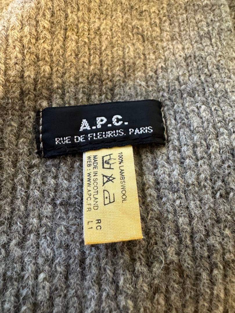 A.P.C. フリンジ付きグレー マフラー