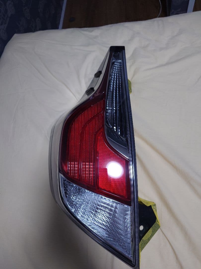 トヨタアクア中期型テールランプ左