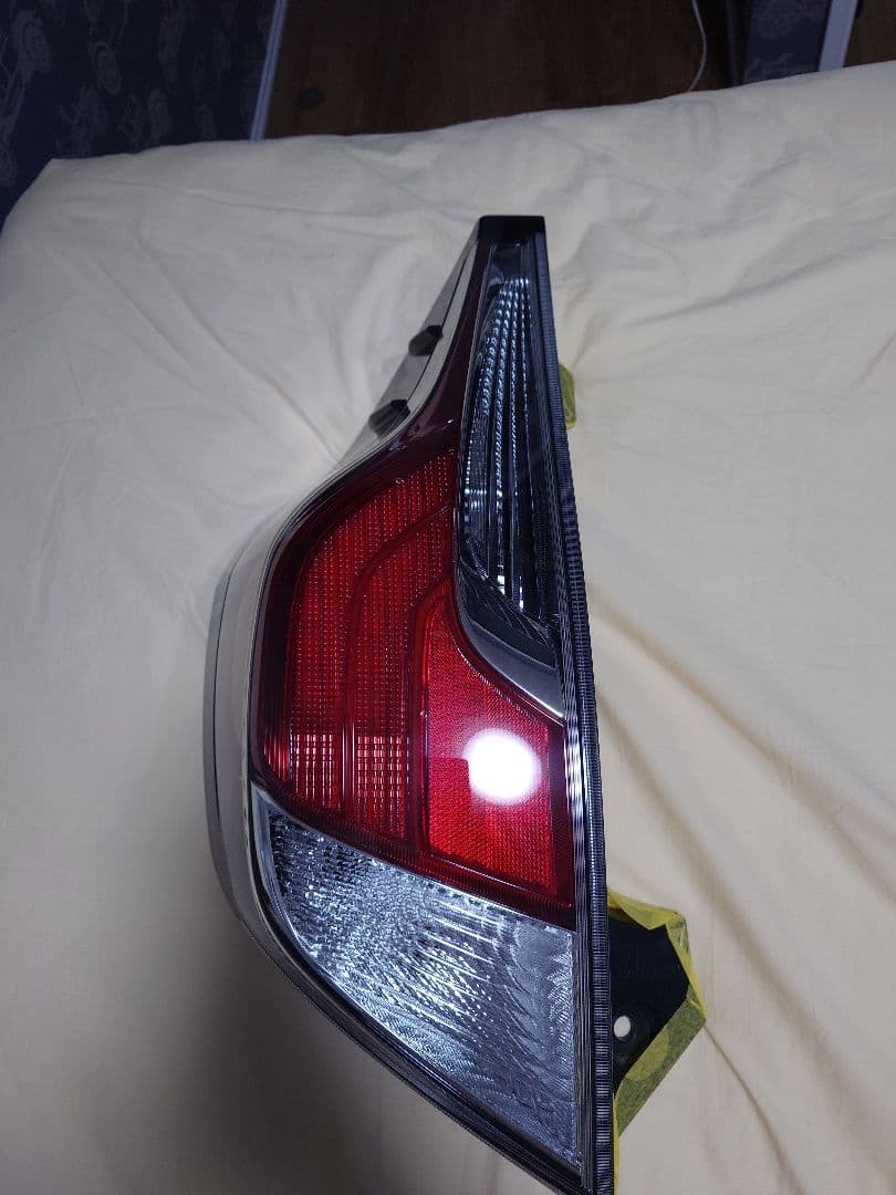 トヨタアクア中期型テールランプ左