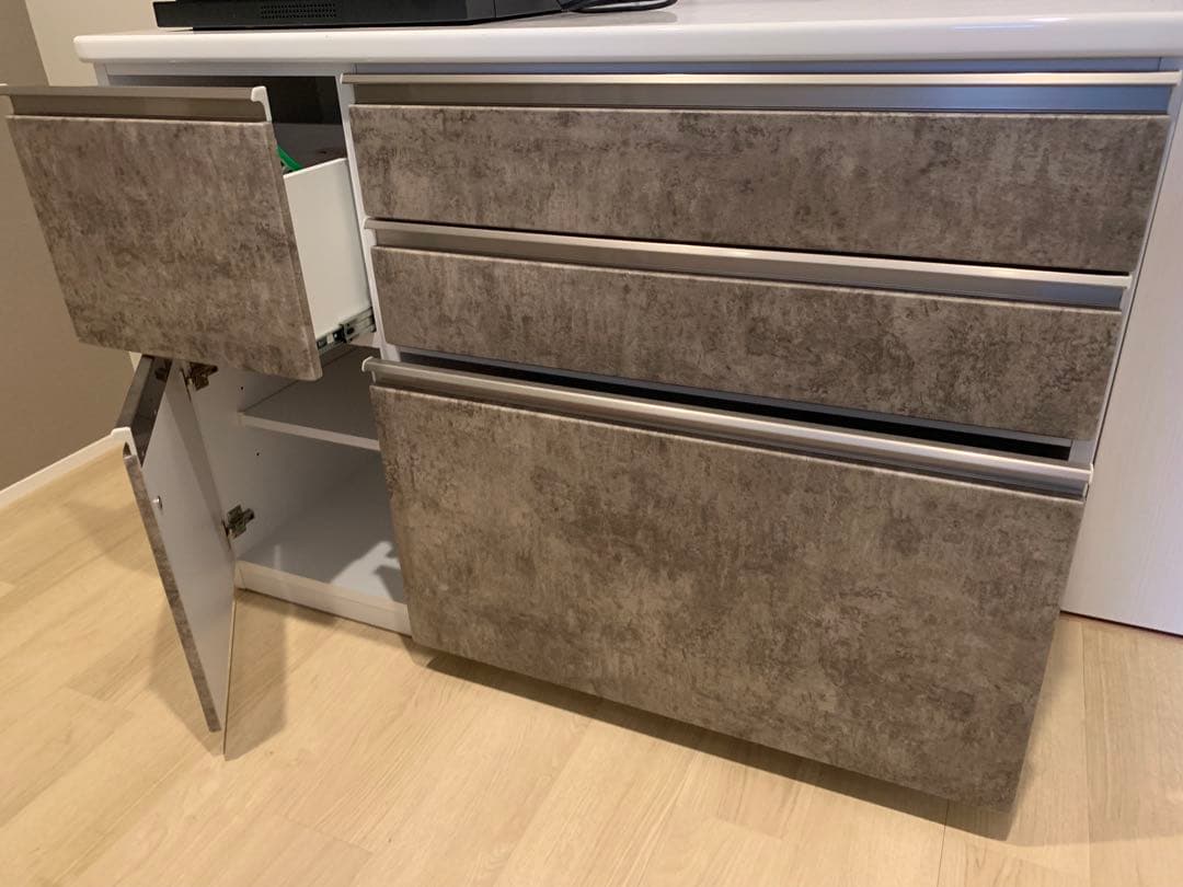 グレー食器棚 引き出し式