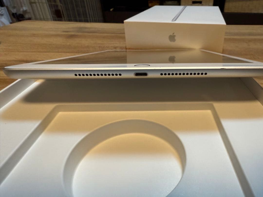 Apple iPad (第8世代) 32GB Wi-Fi + Cellular